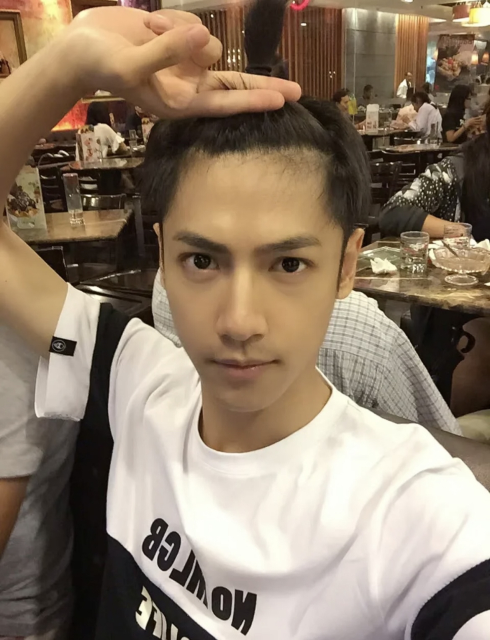 早期的罗云熙:我偏要把刘海弄上去