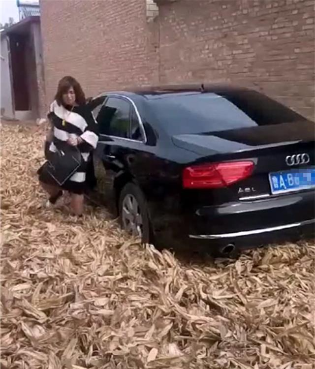 很危险,开奥迪a6回农村,女司机直接停在秸秆处