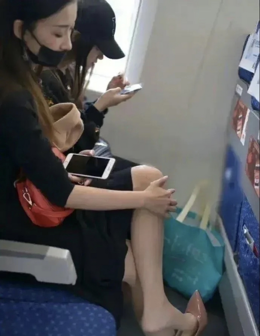 这位美女,好好的坐个高铁一,为什么要脱鞋呢?