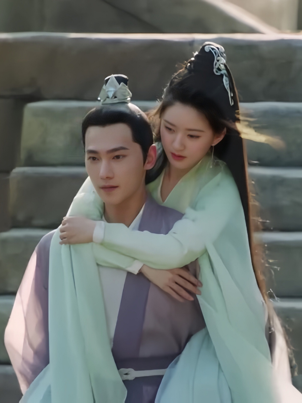 杨洋背人都是笔直的,赵露思不瘦根本扒不住 试过这个背法 背上的人