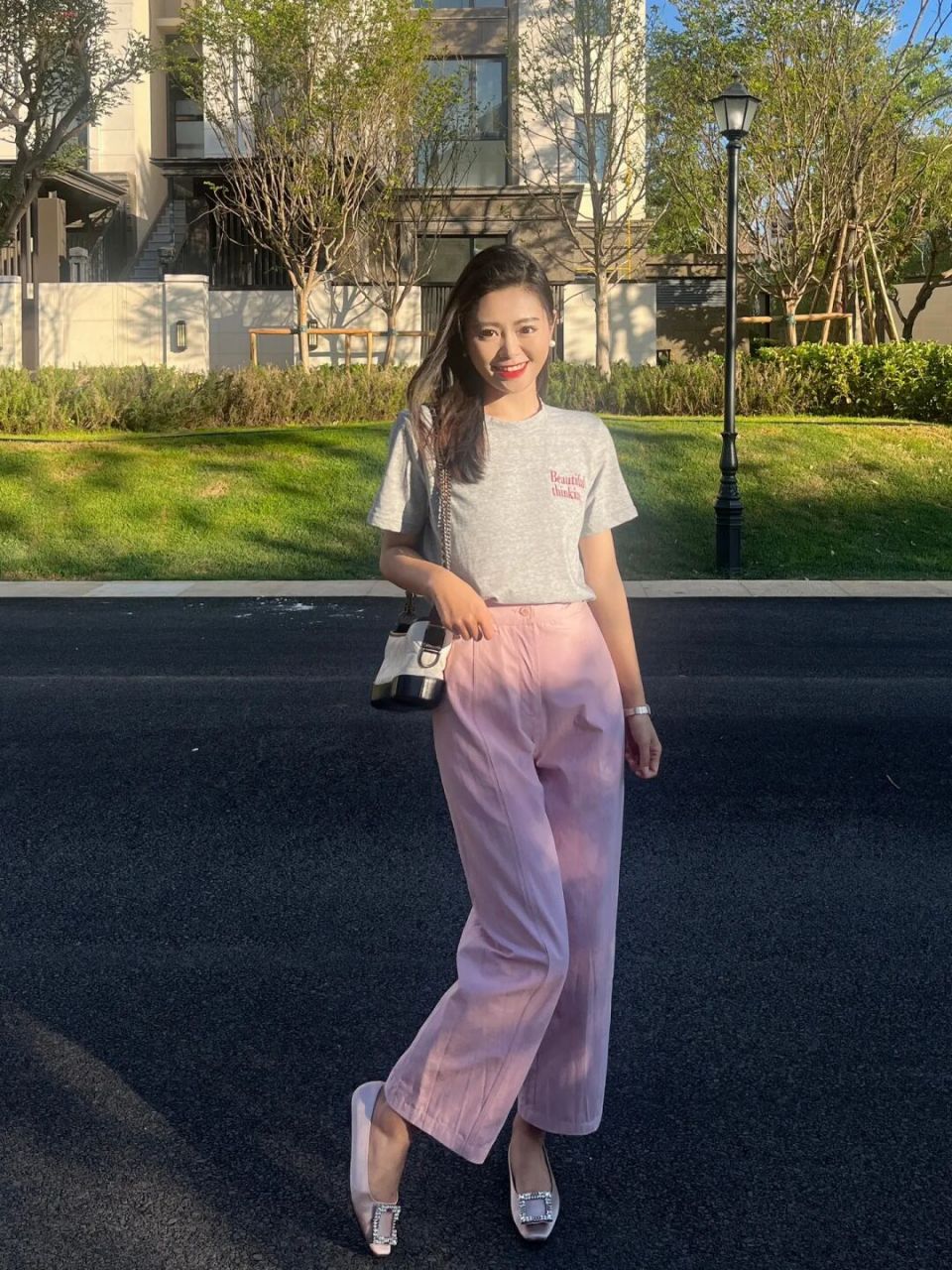 灰粉配色经典高级,优雅大气,一件灰色的t恤搭配粉色阔腿裤,随性简约