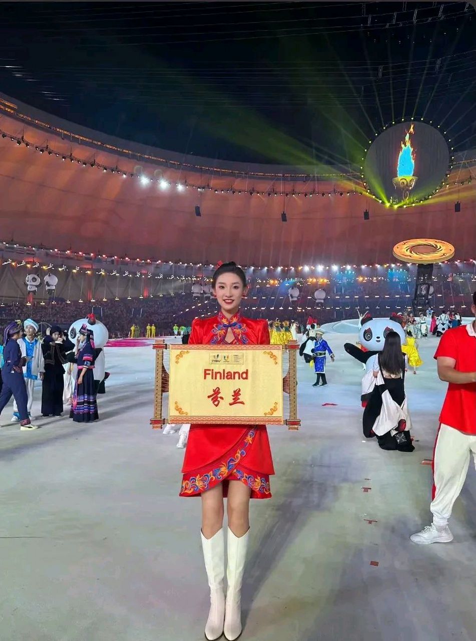 有一说一,成都大运会开幕式上举牌的小姐姐都好漂亮,气质优雅,落落