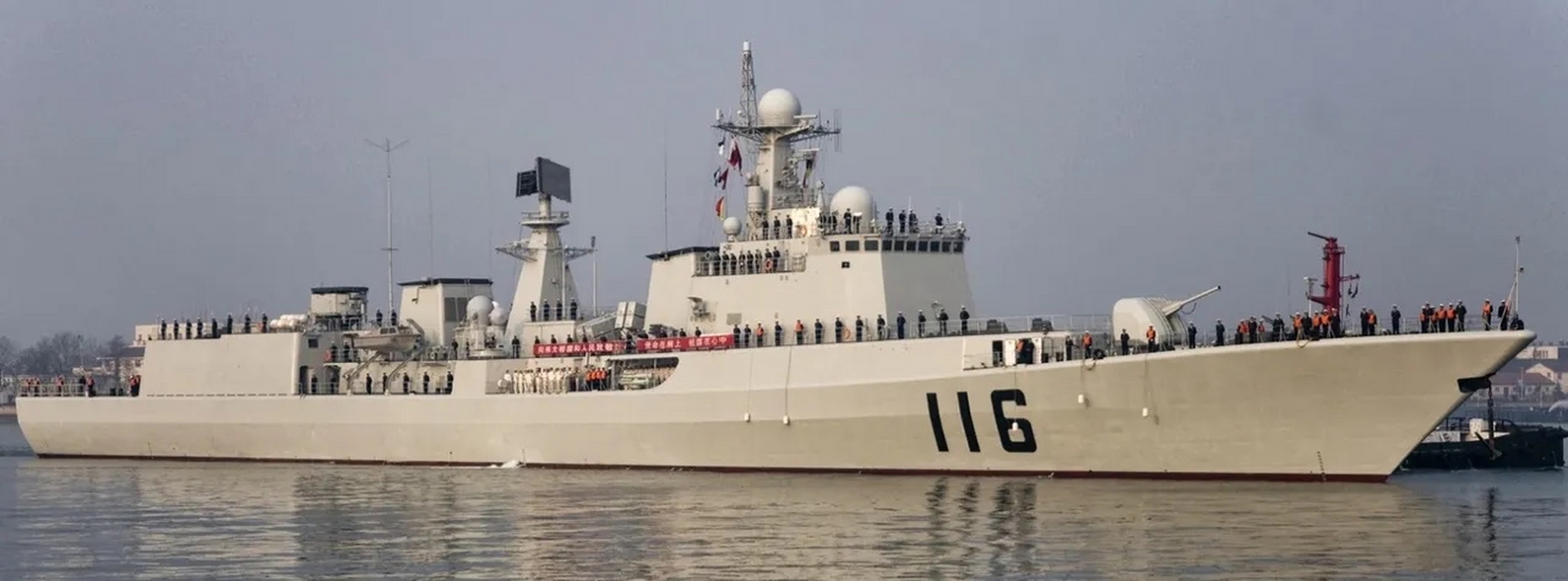 经历"小改装"的051c驱逐舰,主要是撤除原有老式交通艇及吊臂机构,换装