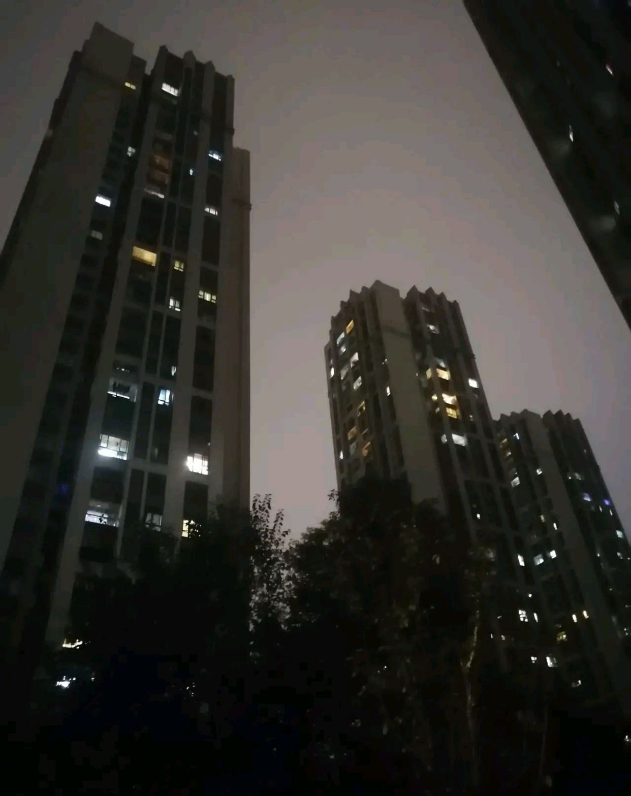 重庆照母山某社区的夜景,别墅与高层反差这么大,大家怎么看?
