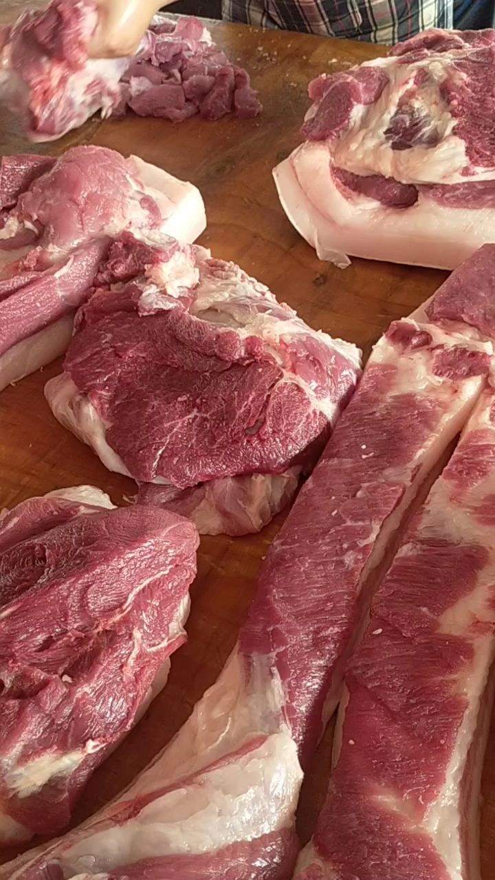 赶大集割两斤肉就40多元了,卖菜买肉,就感觉是用菜换肉一样