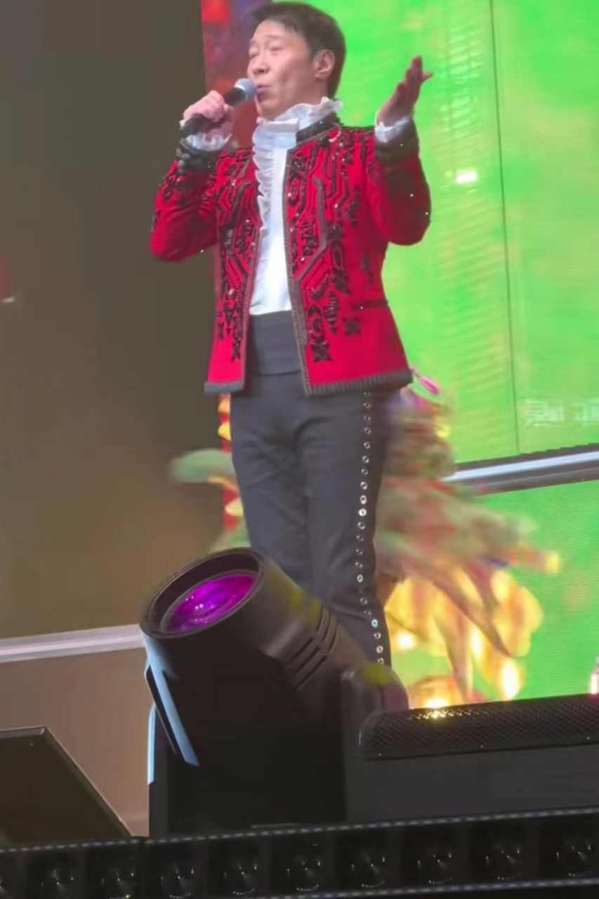 天王黎明意外撞脸内地歌手蔡国庆,红色演出礼服辣眼睛,动作妖娆似大妈