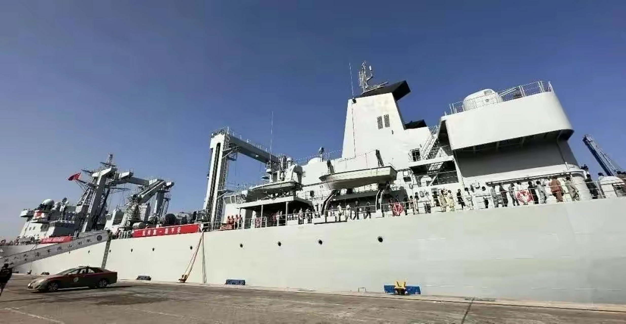 一下买12艘052d型导弹驱逐舰,这个驱逐舰前几天大家都见识过了,就是