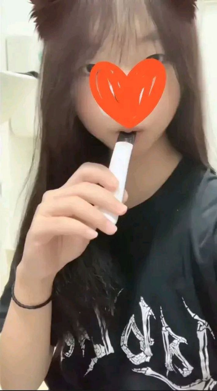 无意间发现14岁的女儿抽烟,我的肺都快气炸了!