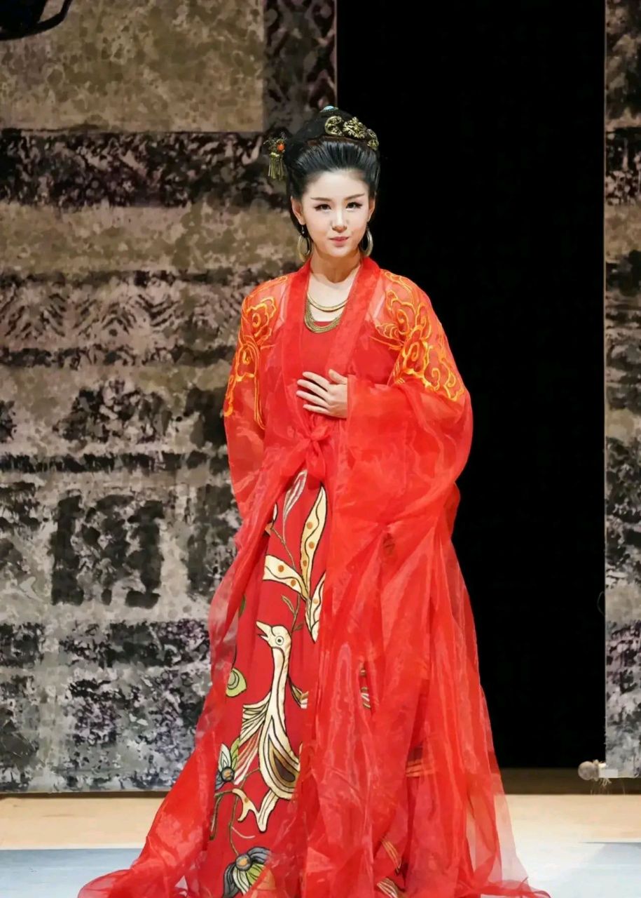 一点也不像现代装那么清新甜美,一身红色薄纱古装,梳起古代发髻,戴着