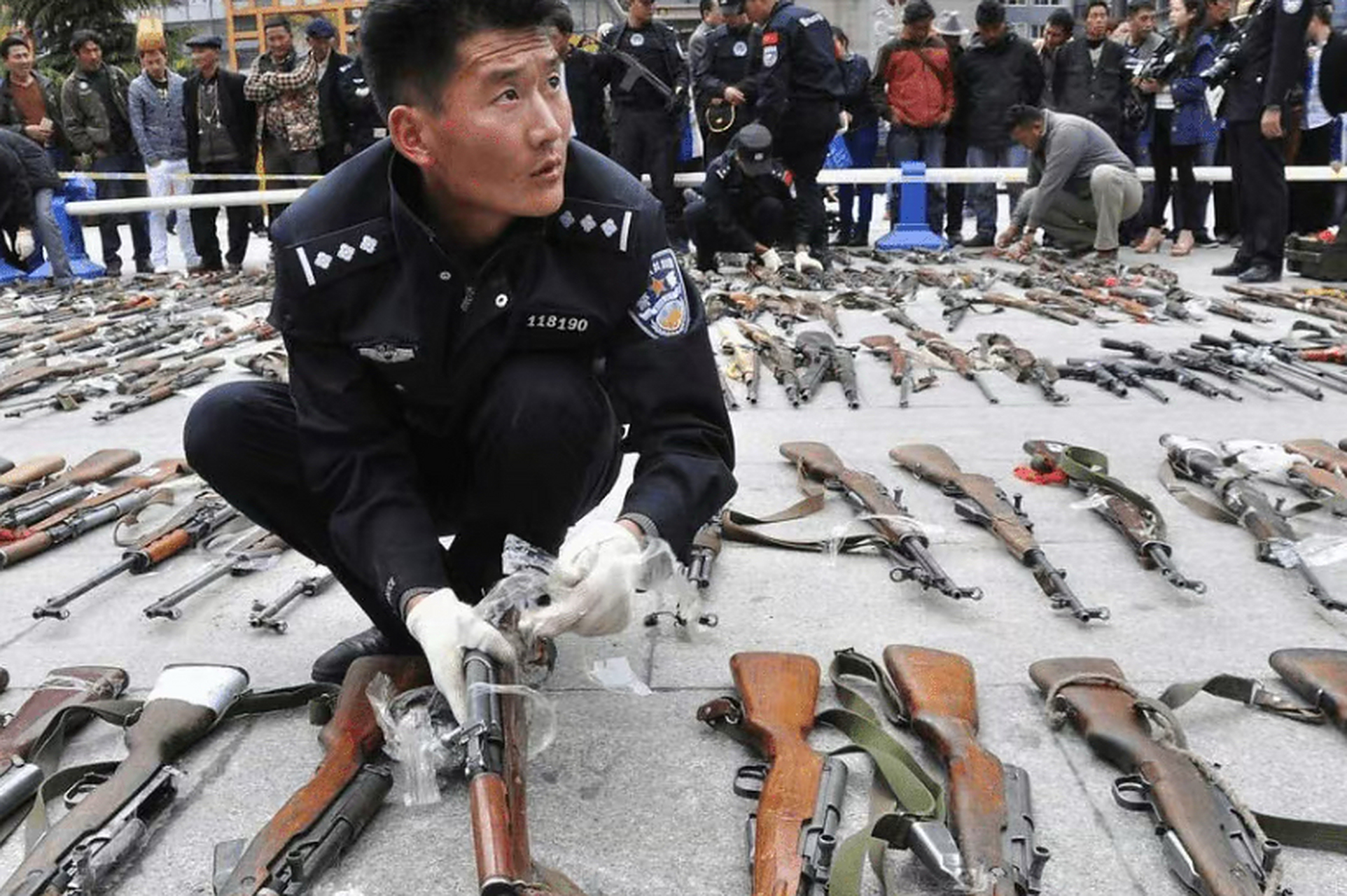 1996年4月9日,由他直接领导的全国"严打"开始,全国范围内展开了"严打"