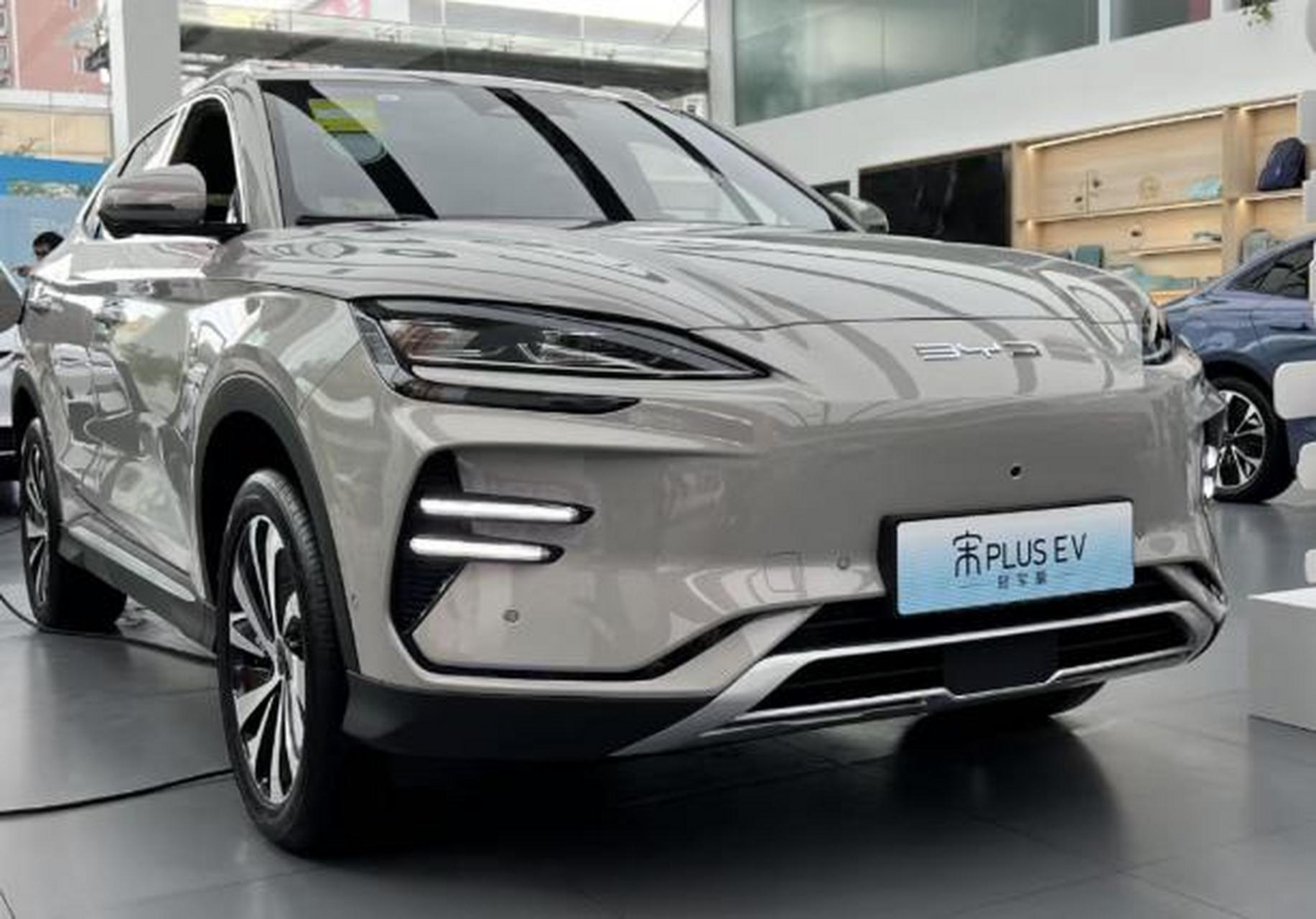 比亚迪宋plus ev冠军版到店,外观线条更丰富,使得整个外观设计更激进