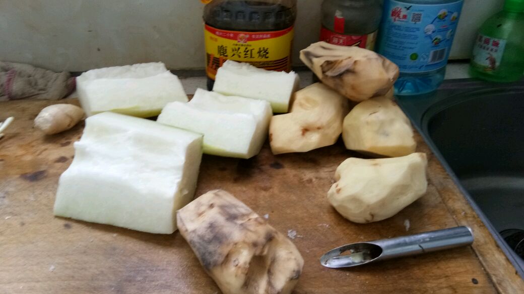 土豆冬瓜炖鸡,第一次阿姨这么搭配食材,不过大家觉的还挺好吃