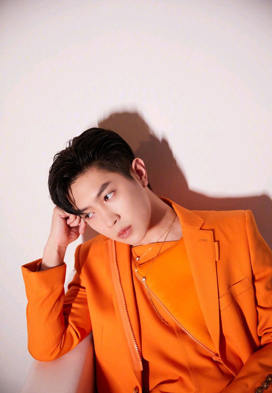 马伯骞一袭橘色西装尽显青春活力