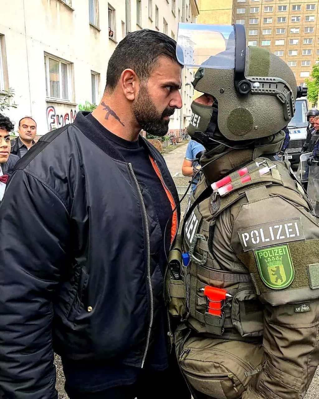 从脖子上的纹身判断,这伙计应该是个退役的什么兵,有可能还是特种兵