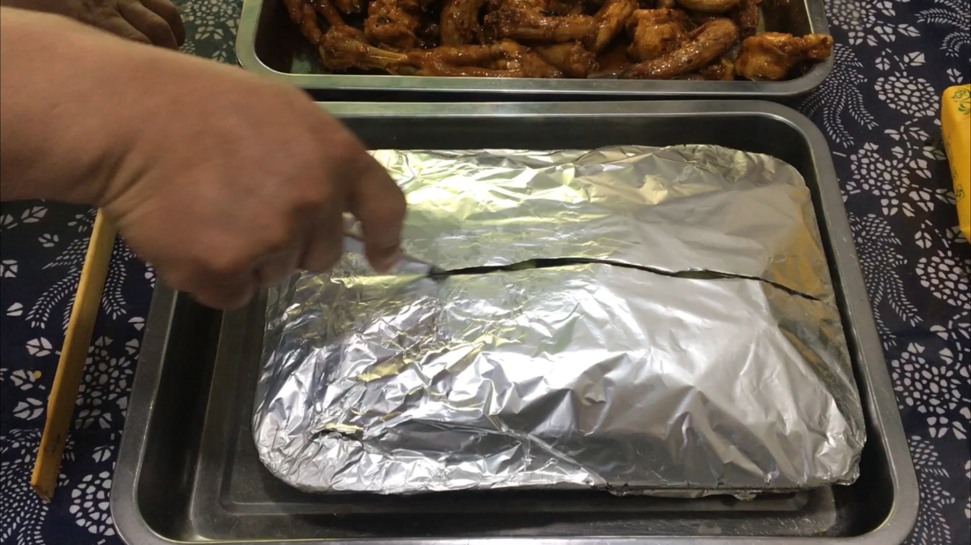 鸡翅、鸡脖、鸡心、鸡爪做了一大盘酱香浓郁、炭火锡纸杂贝更是鲜