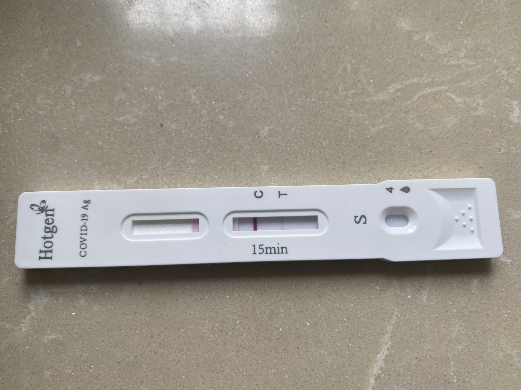 我感觉我和闺女二阳了,症状和一阳非常像,但今天测试却一深一浅两道杠