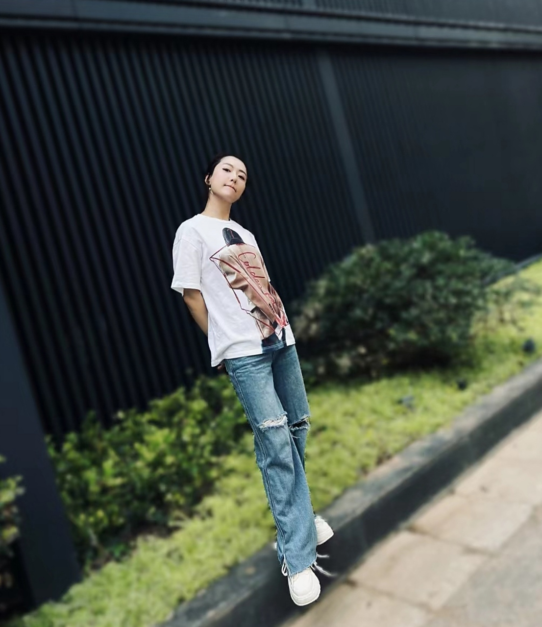 白冰在小区花园拍日常照,白t恤加牛仔裤显年轻,她外形保持得特别苗条