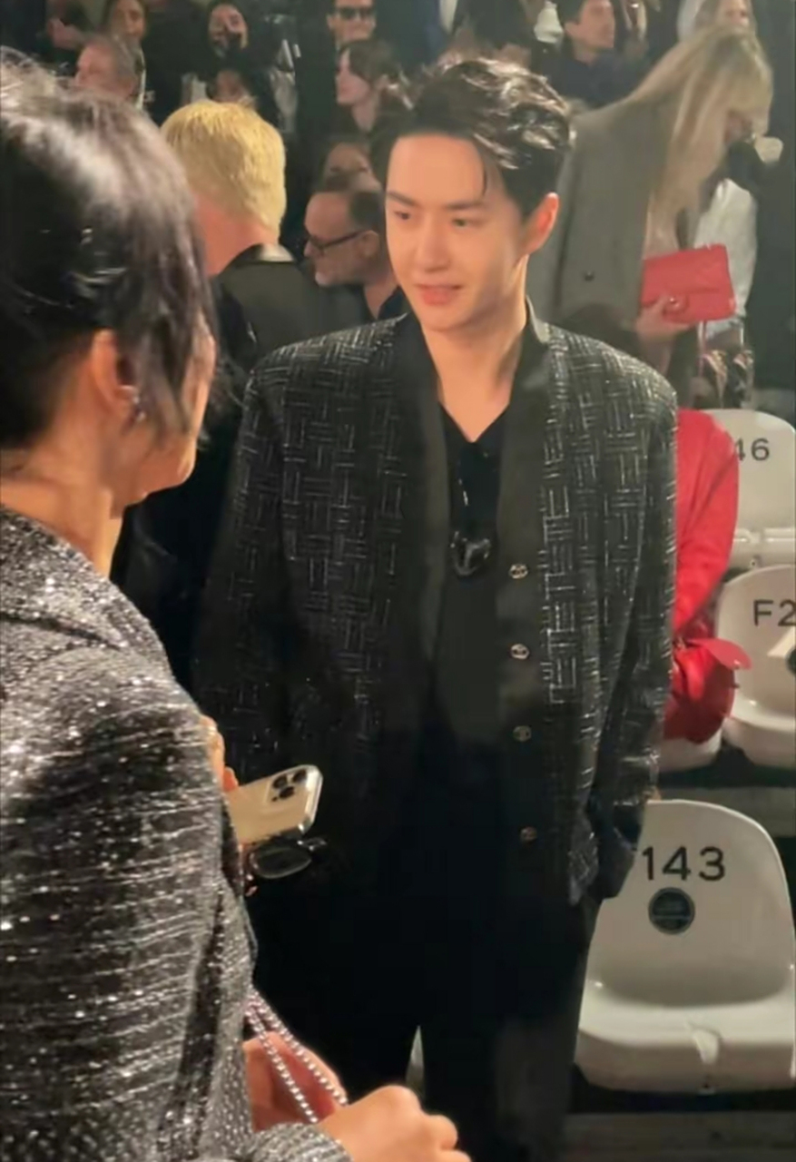 王一博亮相香奈儿大秀,与权志龙同框,造型吸睛十分养眼  王一博亮相