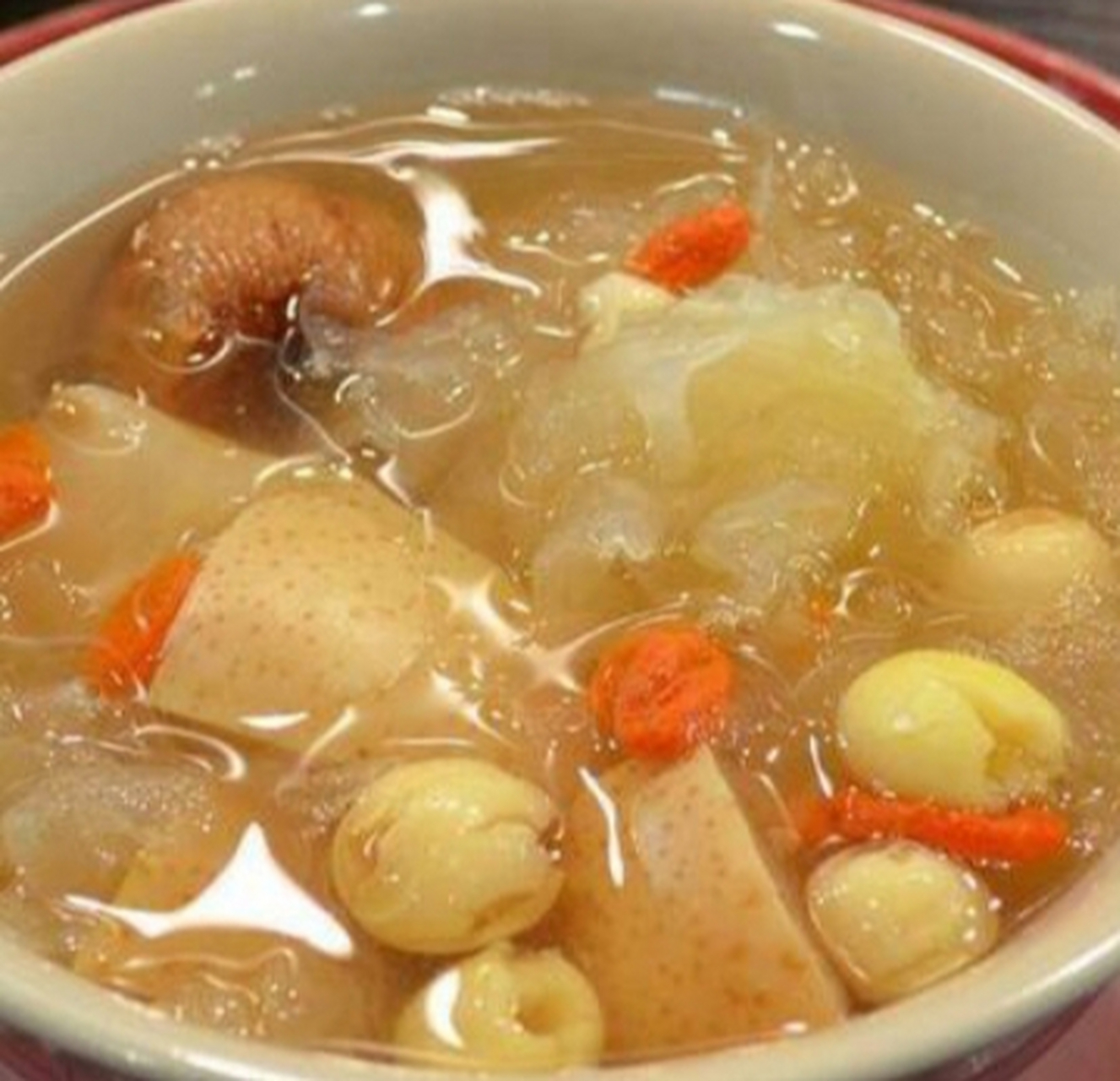 百合莲子羹  1,鲜百合打散洗净,银耳泡发好撕成小块.