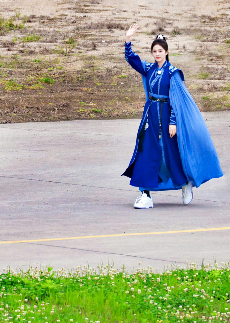 白鹿《奔跑吧》蓝色古装造型饭拍!蓝衣女侠梦回霍将军!