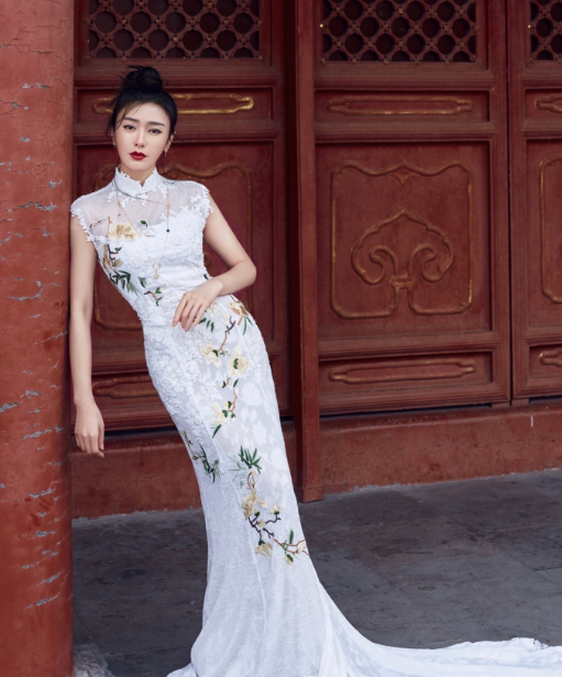 41岁秦岚哭起来好美,穿紧身旗袍现身,民国造型超吸睛