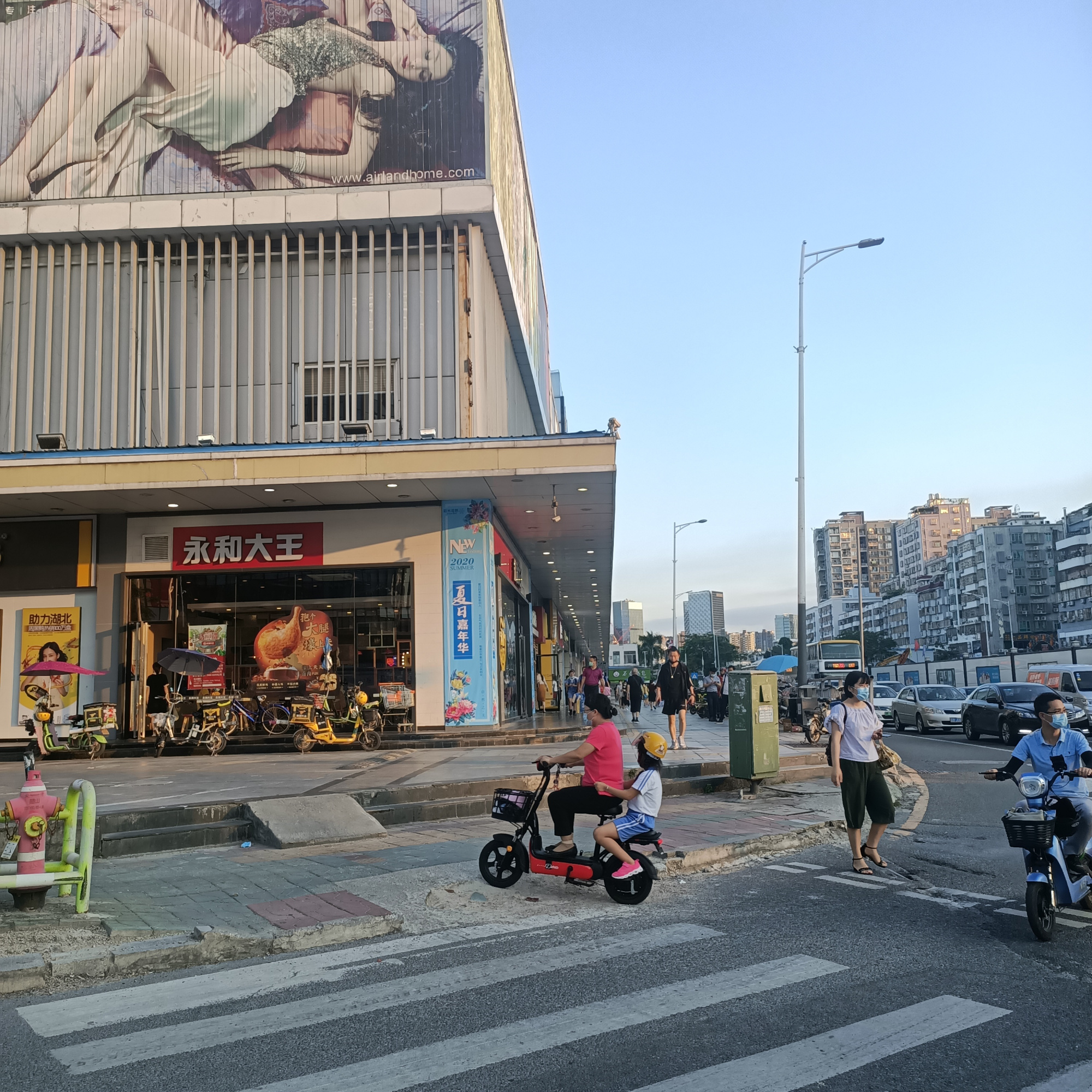 深圳五和地铁站,一栋大厦烂尾多年,网友:不如装修成公寓赚钱