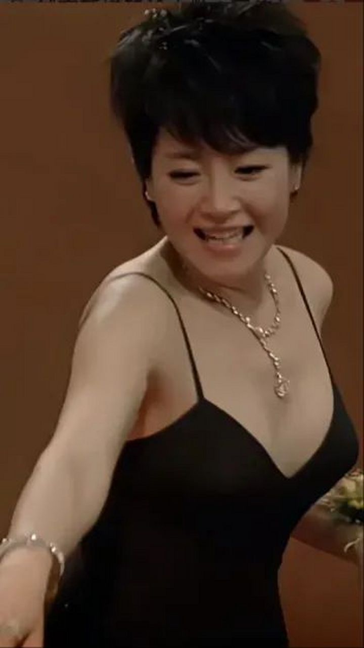 恬妞身材保持得相当不错,充满了成熟而迷人的风韵,御姐范儿十足啊!