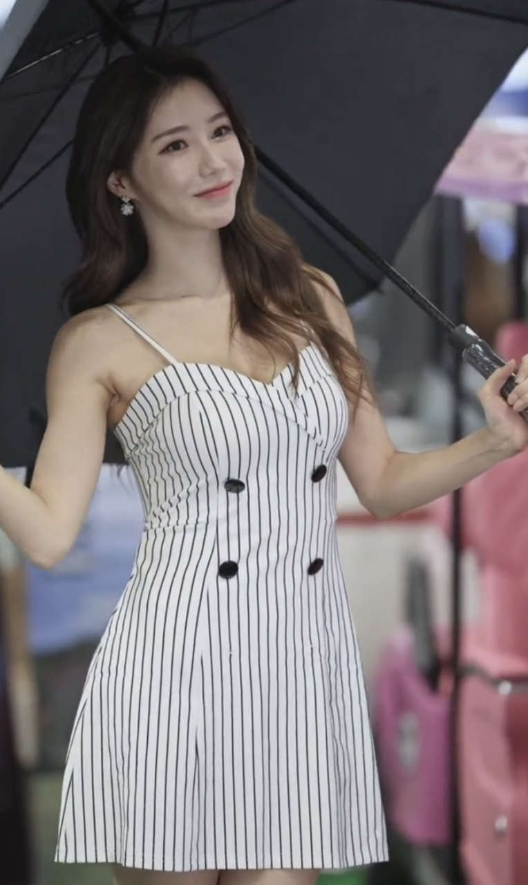 最美时尚车模林率雅,婀娜多姿,俏皮可爱