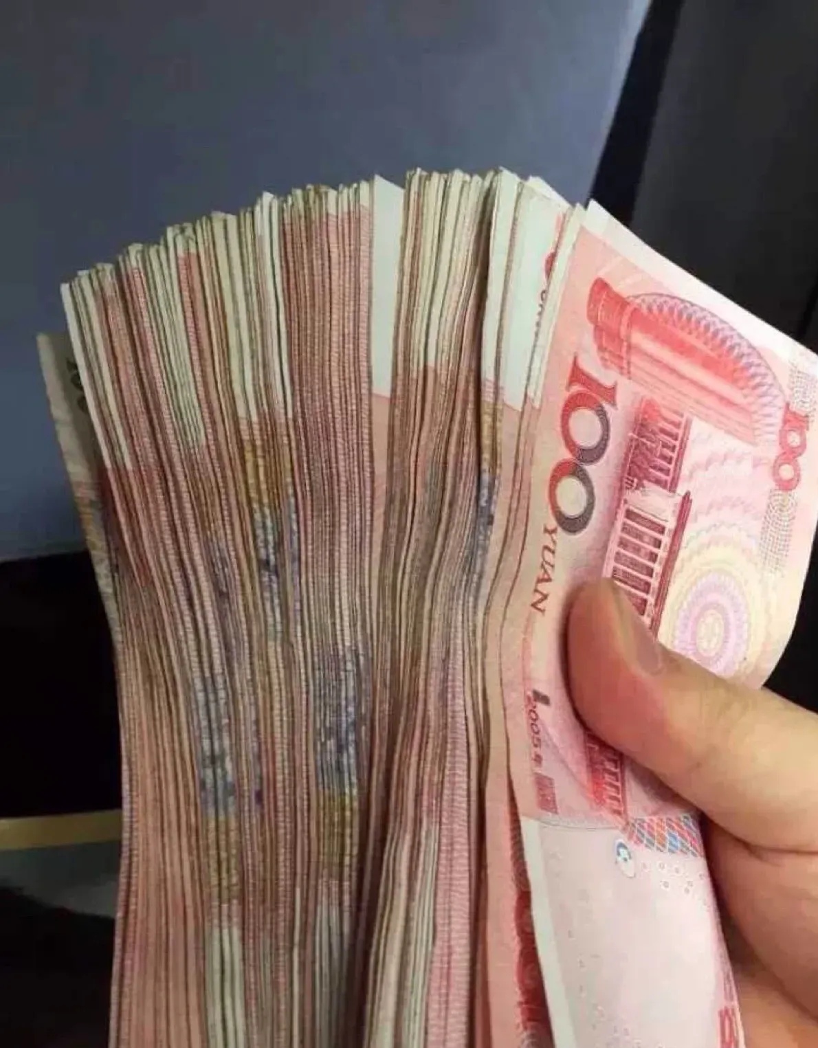 我把所有存款都取出来了,把现金放在家里,每天看看心里也踏实!