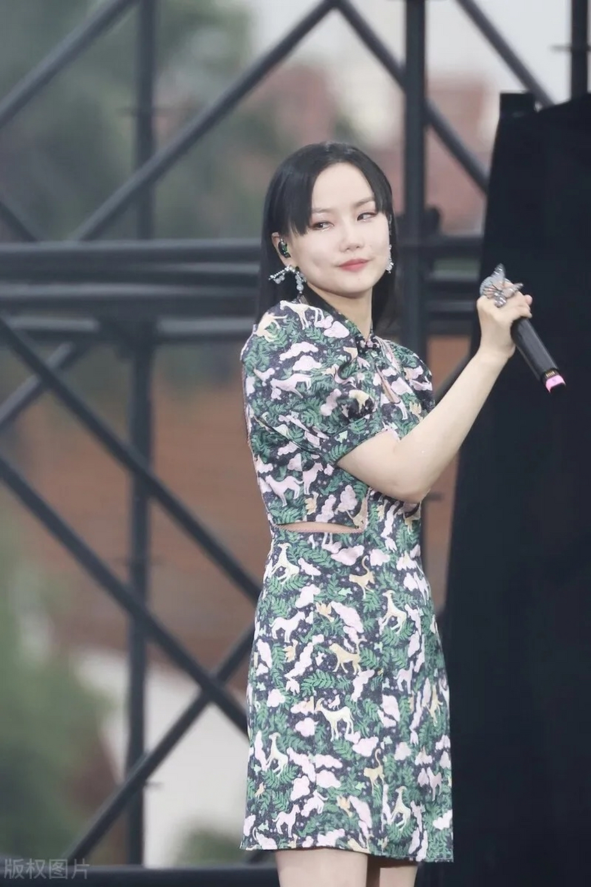 黄龄亮相成都,她这次搭配的非常漂亮,看上去像个迷人的少女,气质超好.