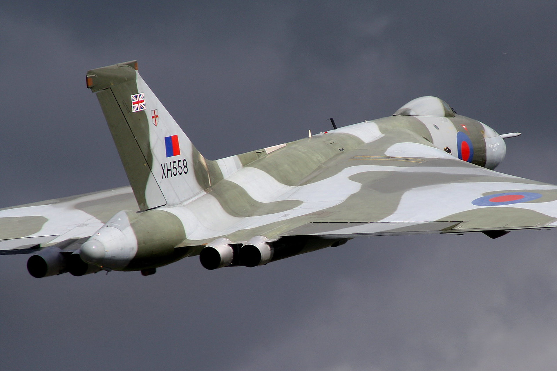 古朴的英伦火神轰炸机 巨大的飞翼是他的特征 此后再无英国大飞机