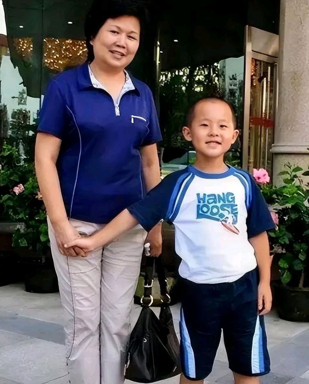 75岁的邢质斌和孙子,一张罕见的合影,她的外表和举止都透露出一种成熟