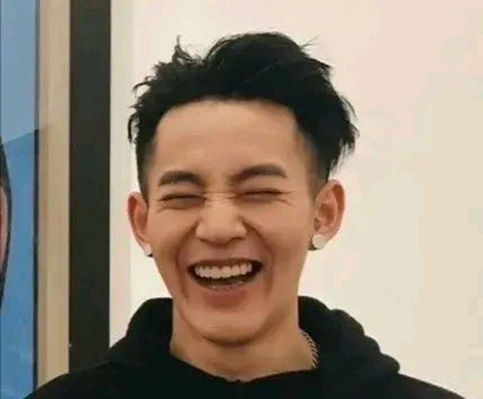 像邓为这种笑得不好看,甚至有点没眼看的,能通过后期表情管理慢慢练好