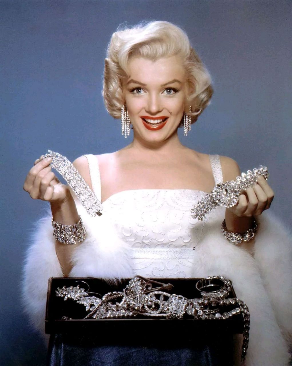 1953年在电影《绅士爱美人》里,玛丽莲·梦露穿着桃红色绸缎礼服高唱"