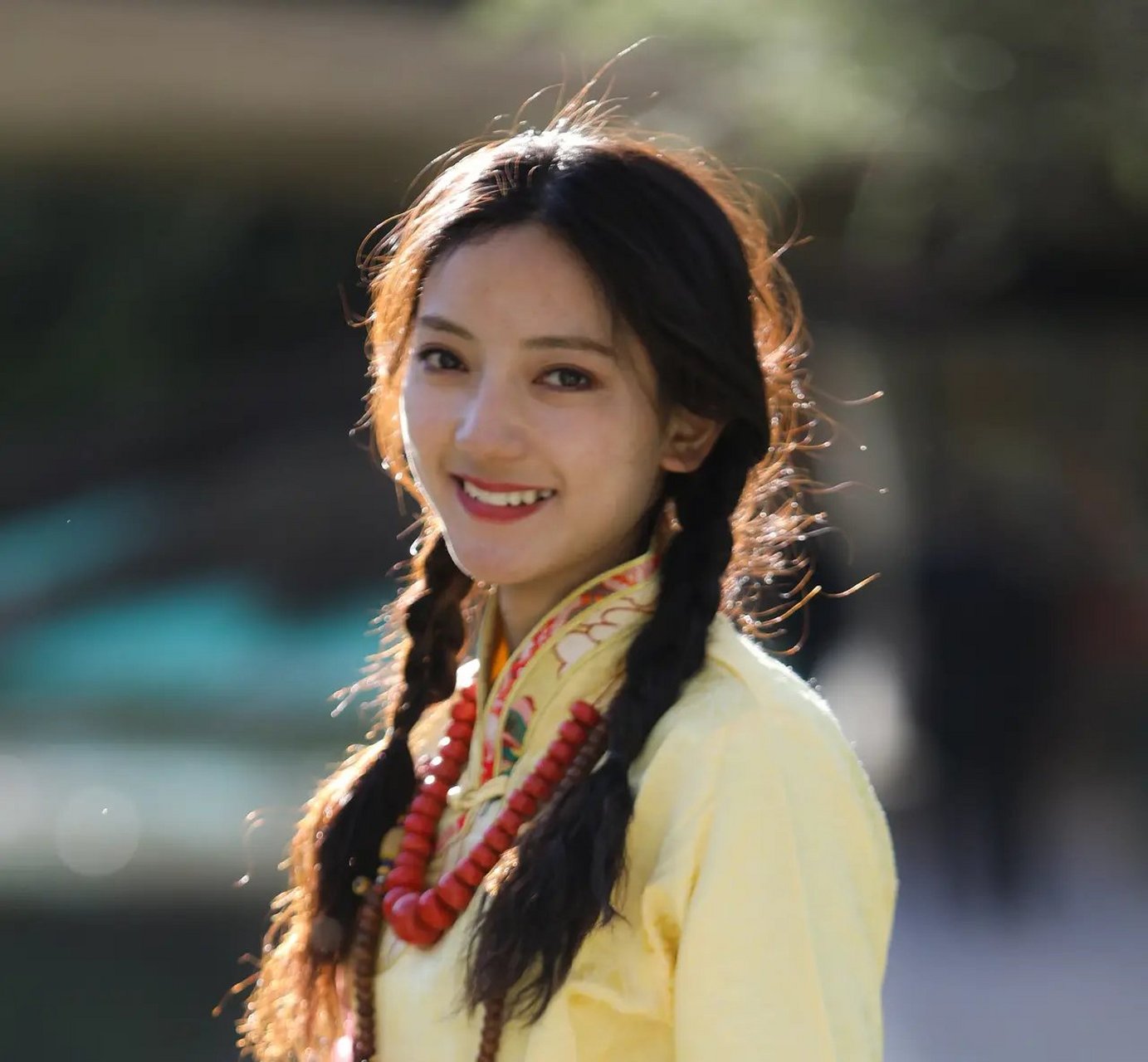 自从理塘丁真一夜爆红之后,近期又一位藏族姑娘乡城卓玛红遍网络,这位