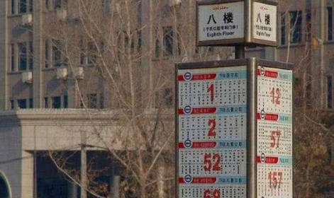 停靠在八楼的二路汽车,带走了最后一片飘落的黄叶—刀郎