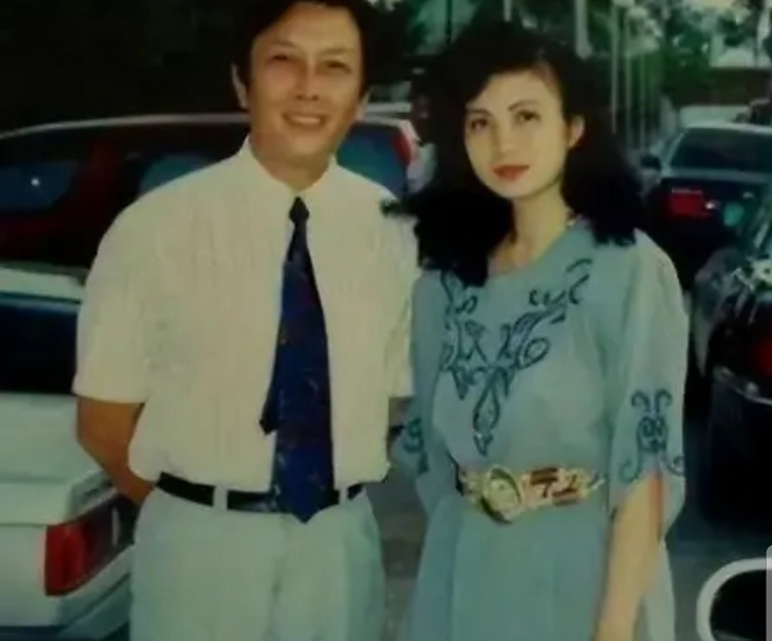 1990年除夕夜,唐国强的妻子洗完澡化好妆,穿上一身新衣,用一根绳子