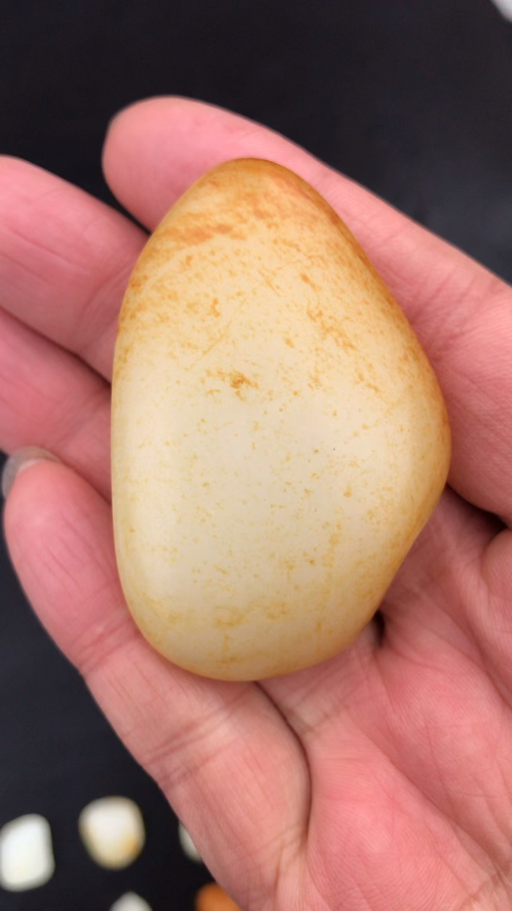 和田玉籽料黄白老熟