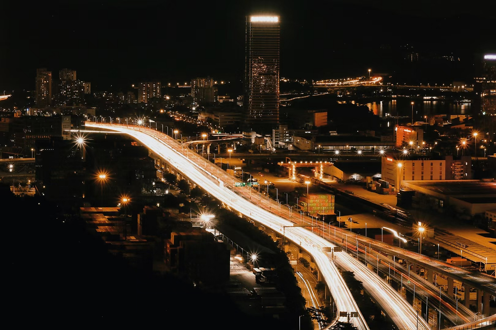 很喜欢深圳的夜景,繁华的大都市,忙碌的码头