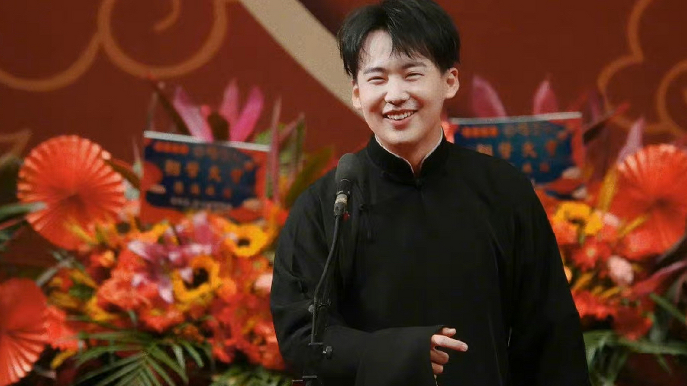 回归相声舞台的他气场全开,郭麒麟每次穿大褂都会引起热议.