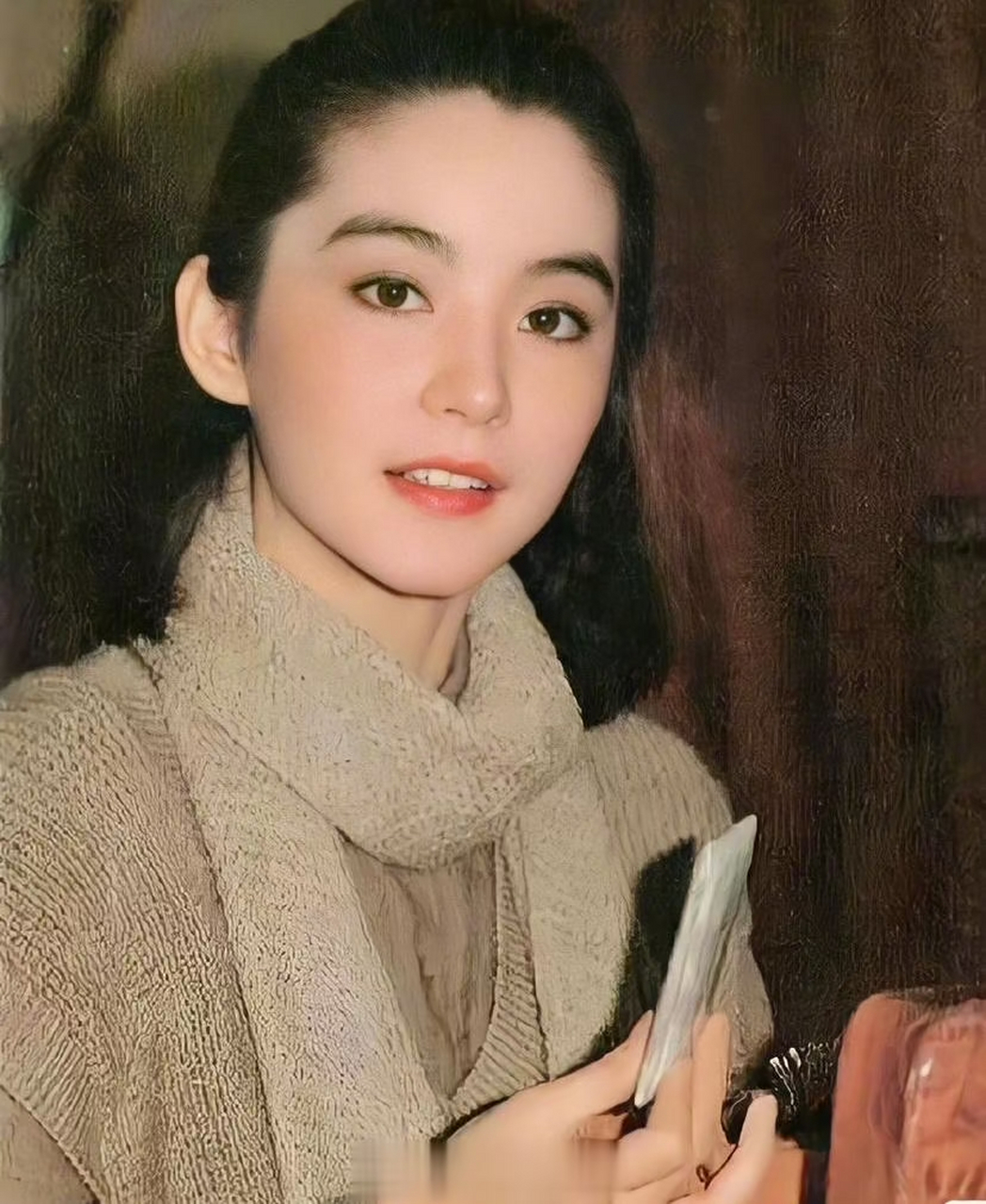 林青霞80年左右的照片,根本就没有美颜相机的存在.