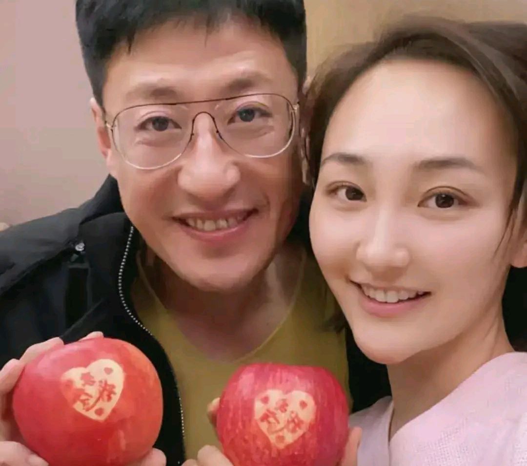 演员于震的妻子辛月晒为丈夫庆生的照片,被疑已有6个孩子