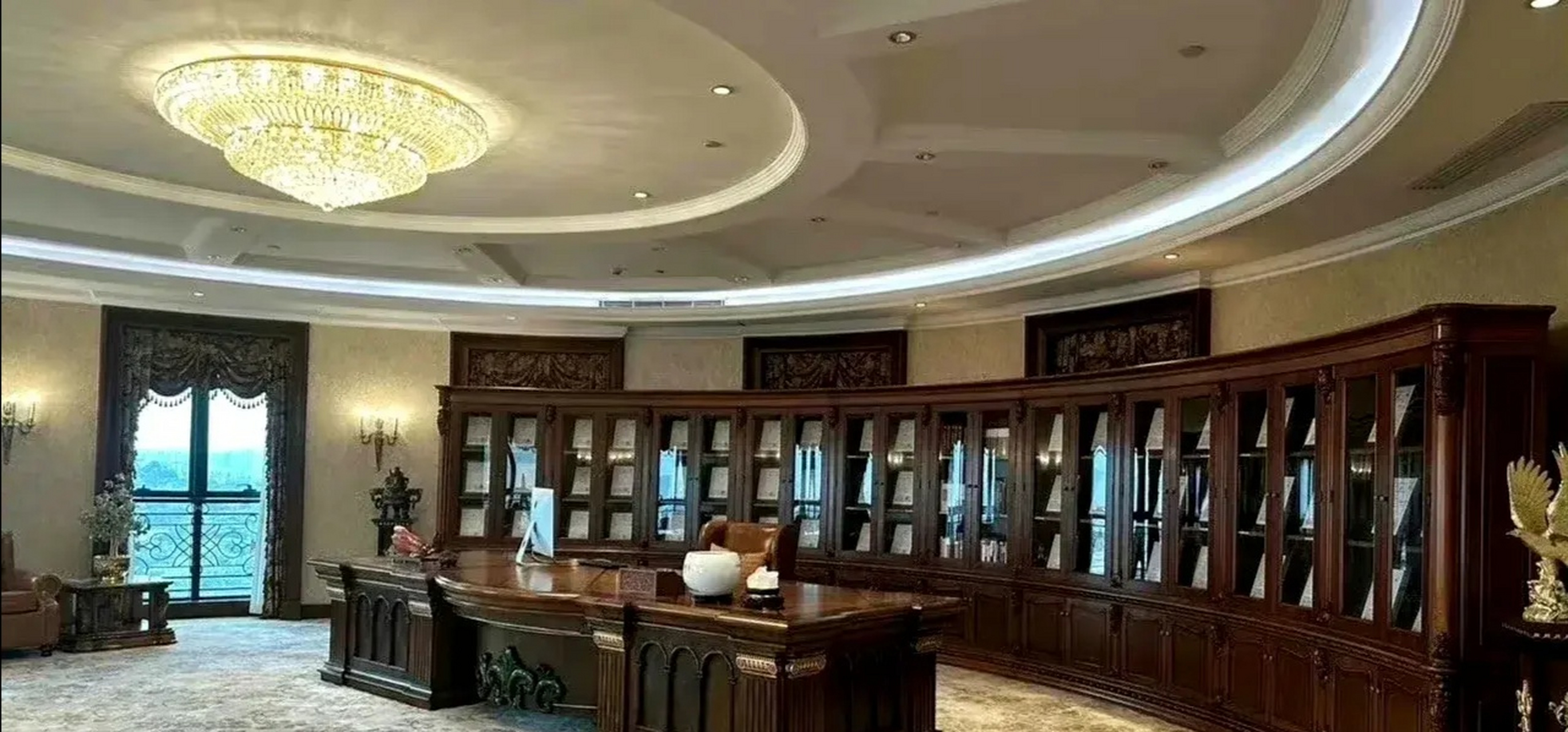 许家印的办公室,高端大气奢华,一看就是大集团的气派.