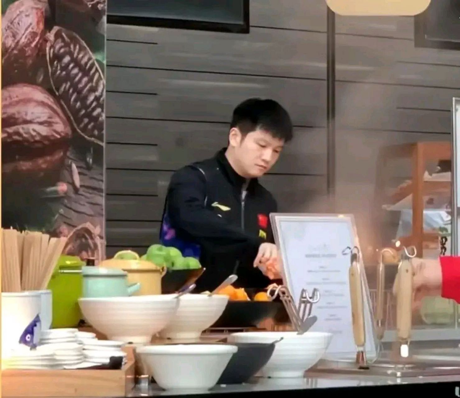 最新# #樊振东# #乒乓# 东哥吃饭饭喽～ 咳咳,我怎么感觉东哥那么像