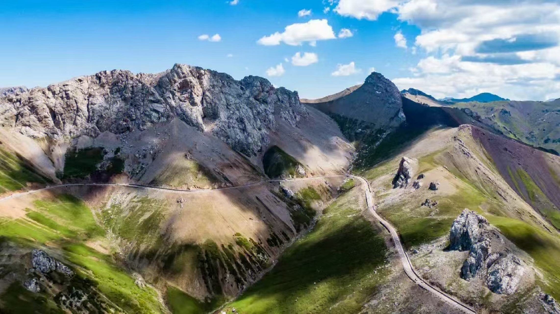 伊昭公路,一条从伊宁直达昭苏的绝美景观大道,更是夏季新疆最美的道路