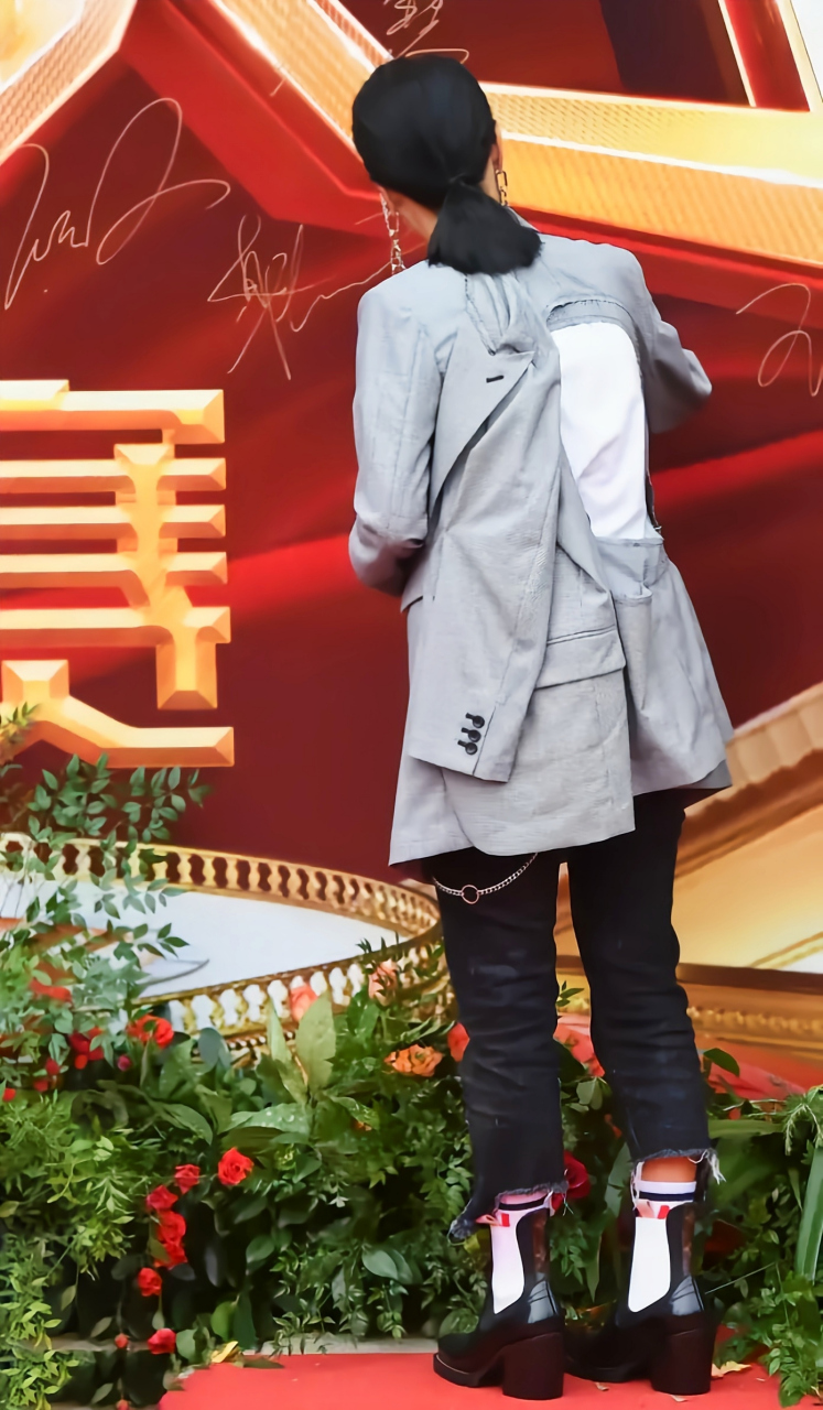 帅哥王凯身边的这位美女是谁?刘嘉玲还是那英?