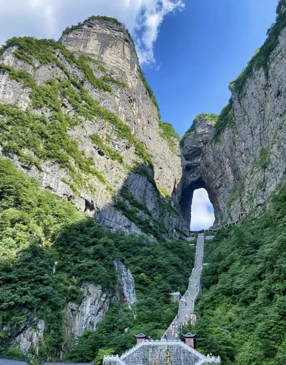 天门山4名跳崖者,为什么要选择在天门山风景区,留下人生中最后的足迹?