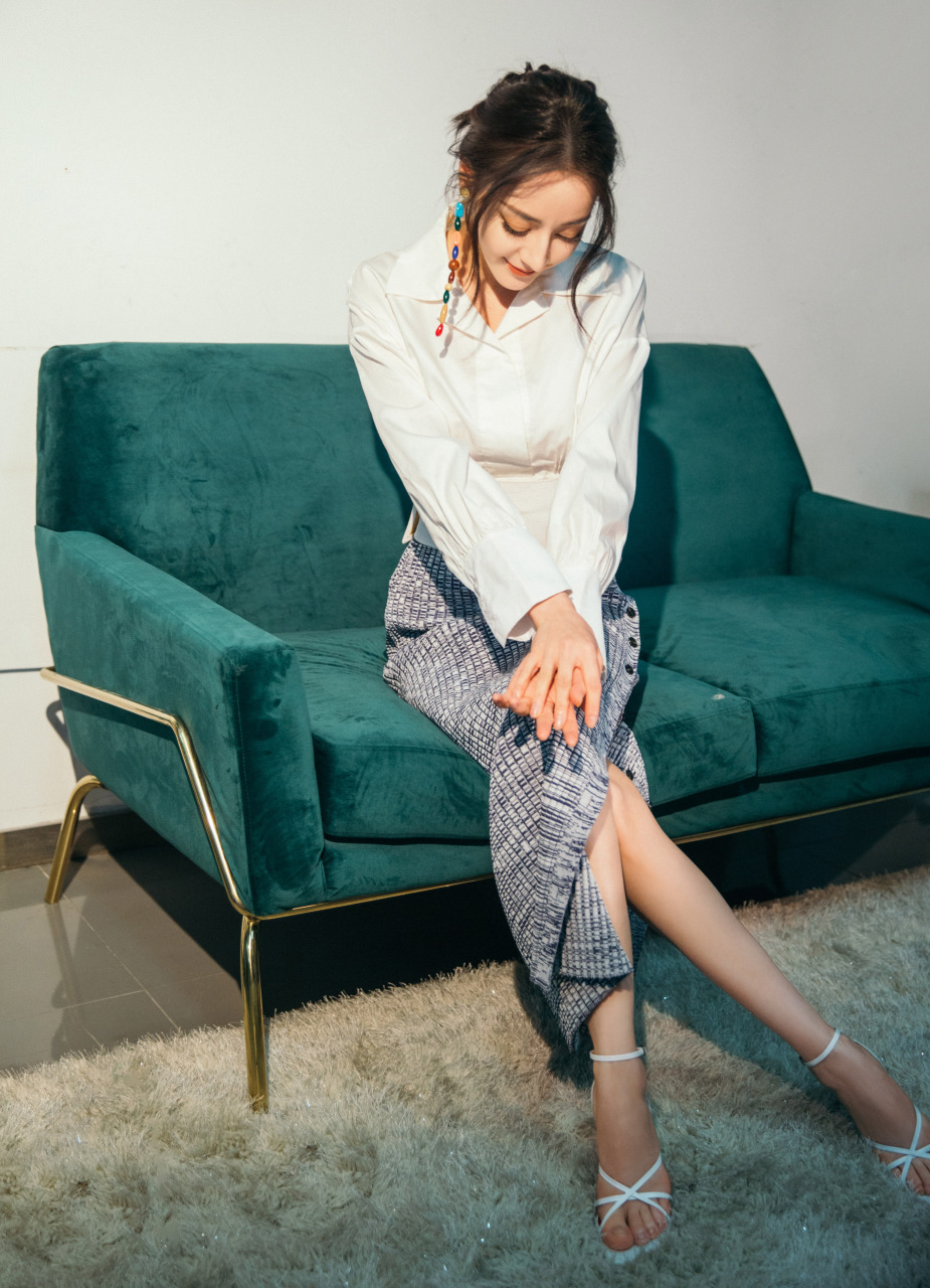 女神迪丽热巴拍摄写真集,肉嘟嘟的大脚趾特别抢镜