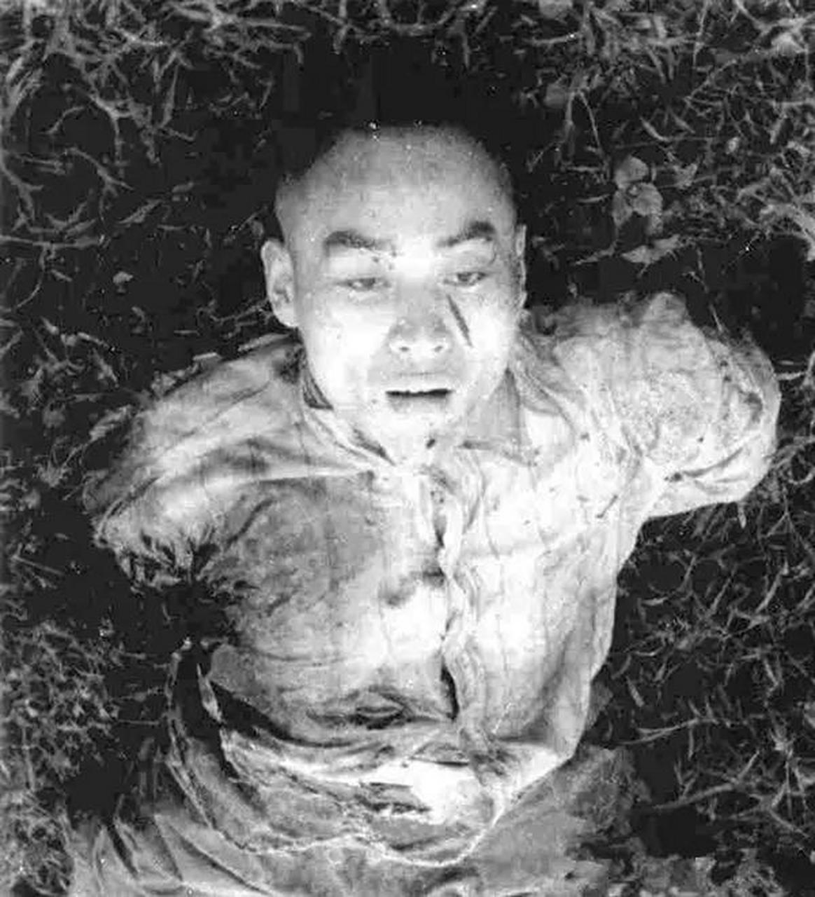 照片上这位烈士名叫聂曦,1950年,在台北就义后的遗容,至死都不瞑目.