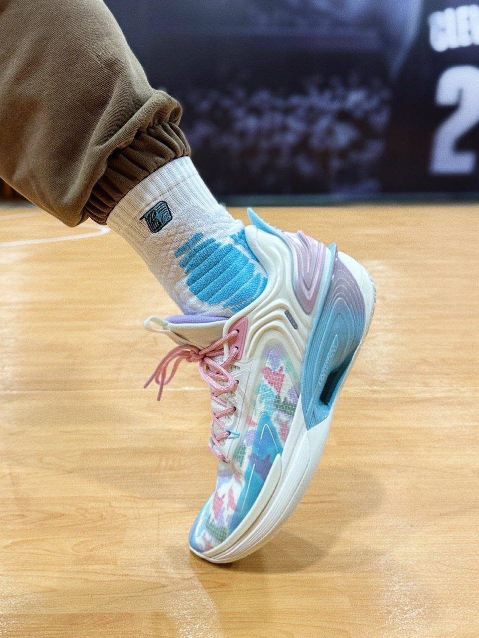 后卫鞋阵营又添一员猛将|特步游云7代7815  99球鞋名称:特步 游